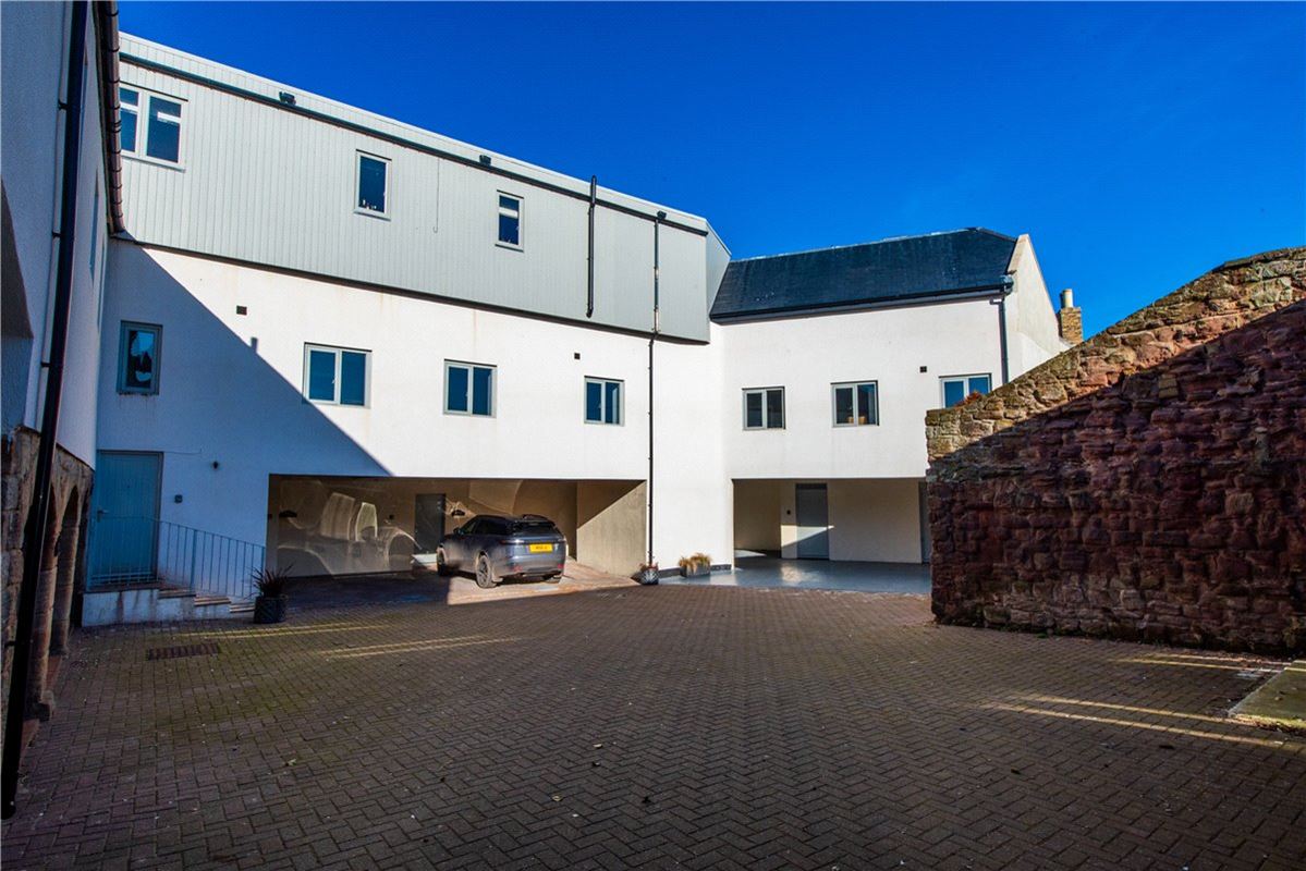 18 bedroom flat, Crewe Street, Seahouses NE68 - Available