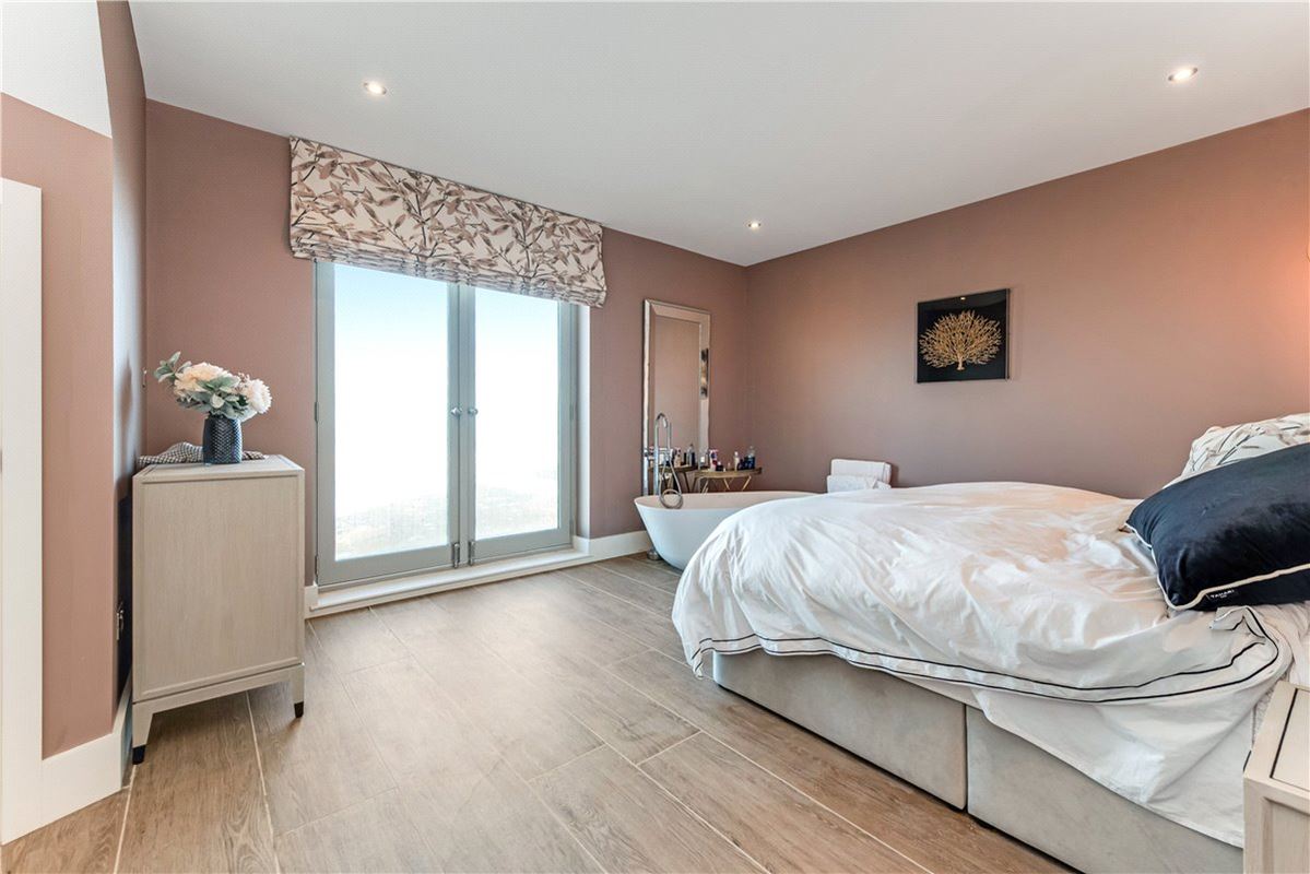 3 bedroom flat, Farne House, 12 Crewe Street NE68 - Available