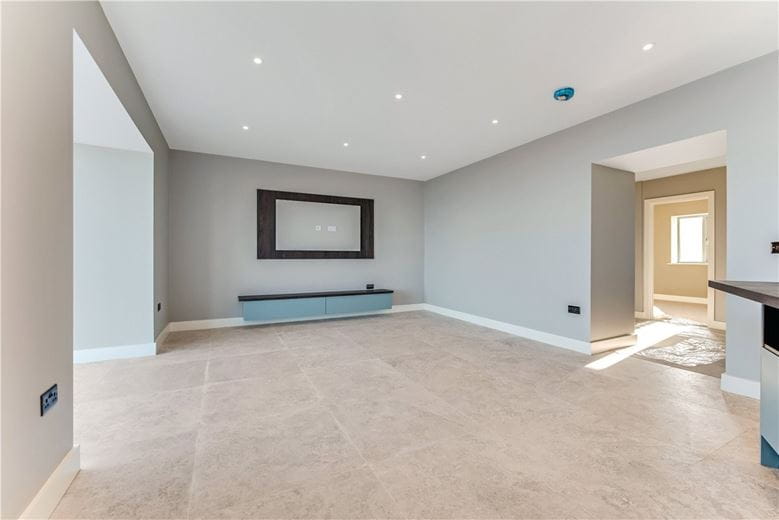 3 bedroom flat, Farne House, 12 Crewe Street NE68 - Available