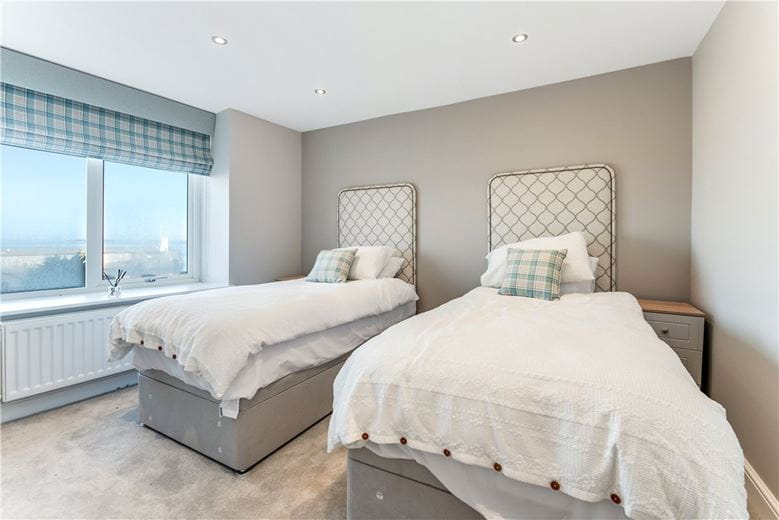 3 bedroom flat, Farne House, 12 Crewe Street NE68 - Available