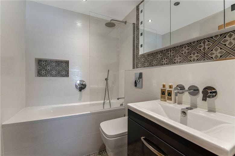 3 bedroom flat, Farne House, 12 Crewe Street NE68 - Available