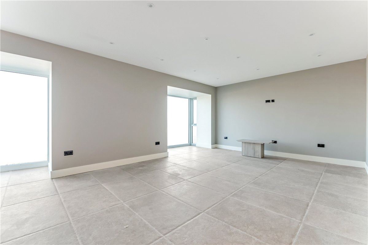 2 bedroom flat, Farne House, 12 Crewe Street NE68 - Available