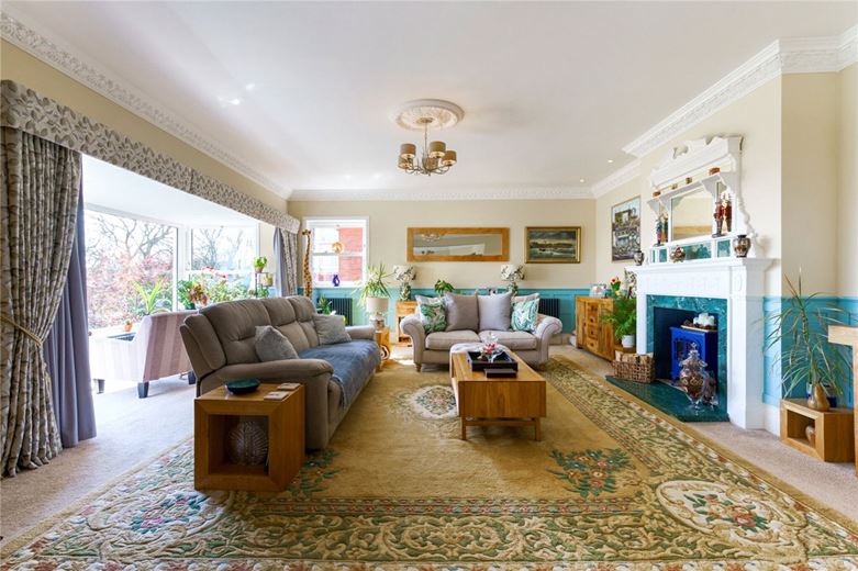 2 bedroom flat, Holbeck Hill, Scarborough YO11 - Available