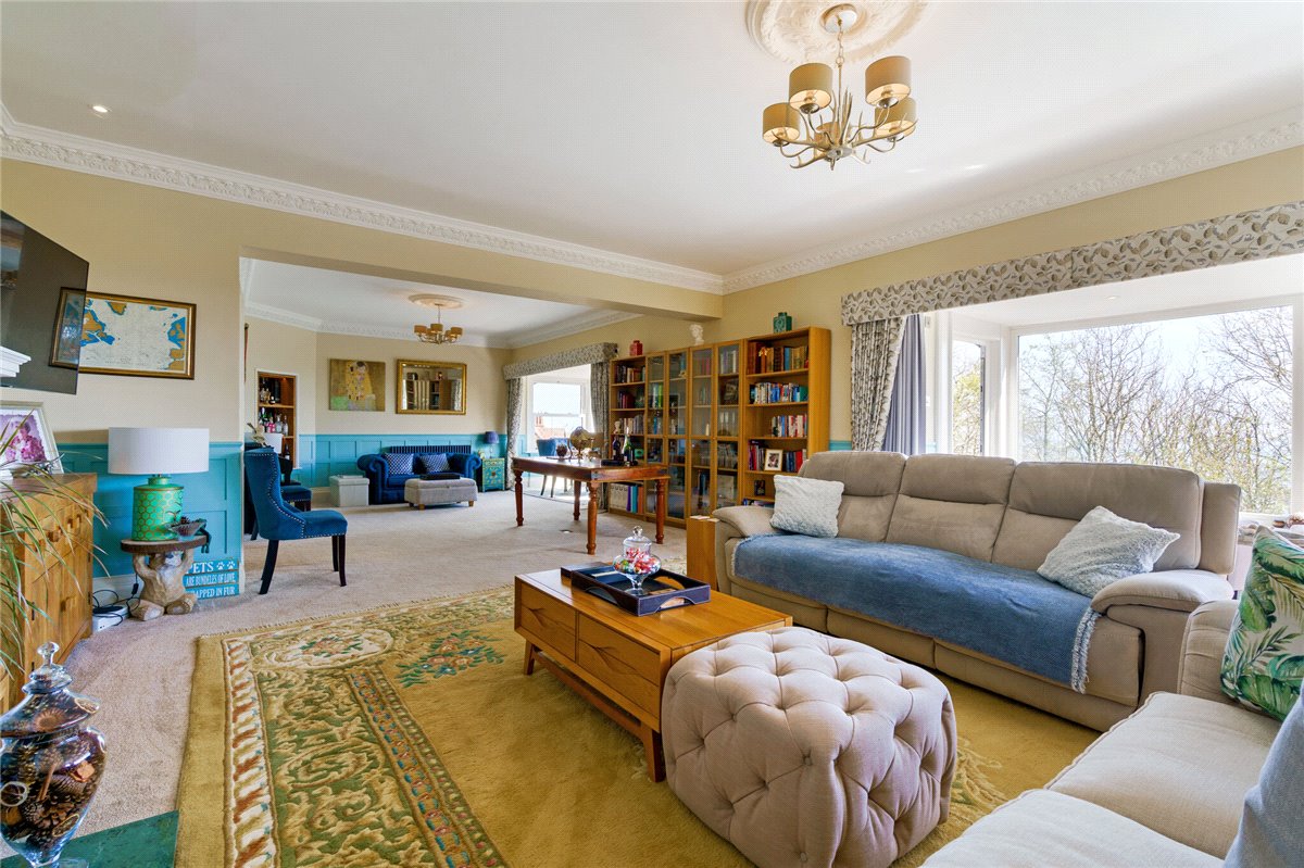 2 bedroom flat, Holbeck Hill, Scarborough YO11 - Available