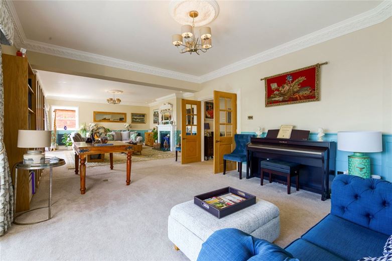 2 bedroom flat, Holbeck Hill, Scarborough YO11 - Available