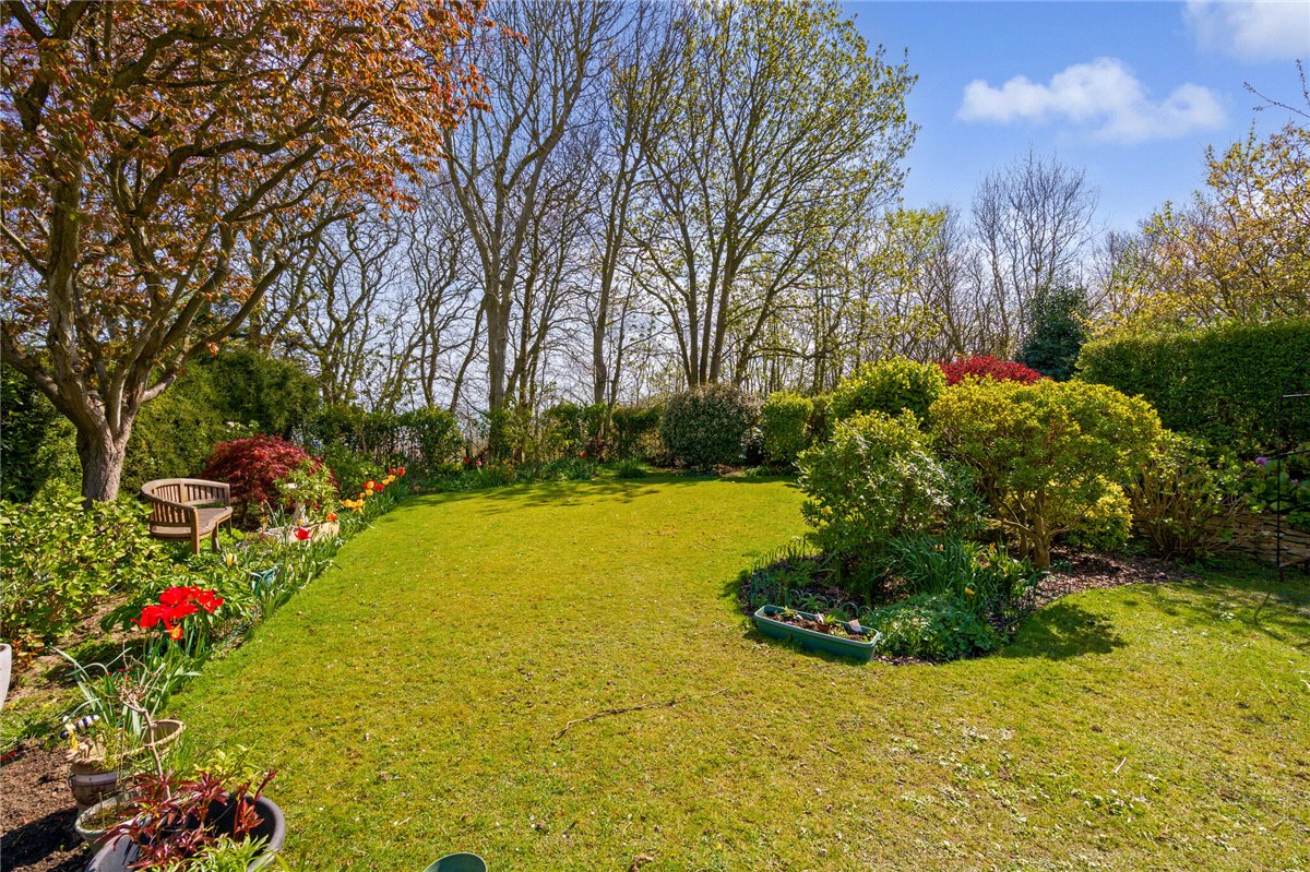 2 bedroom flat, Holbeck Hill, Scarborough YO11 - Available