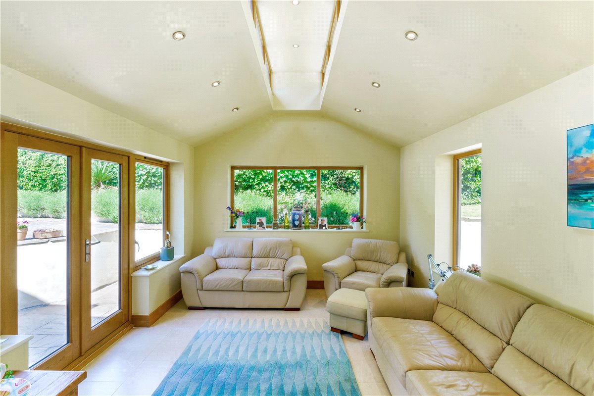 6 bedroom house, York House, Carleton Road WF8 - Available